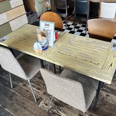 4名席（2名、2名か6名席にもできます）