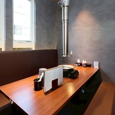 お食事使いから少人数の宴会まで、幅広くご利用いただける6名様用テーブル席です。適度な広さがあるため、ご家族や親しい仲間内での集まりに最適◎清潔感のある店内で、炊きたてのご飯とお肉を最高の状態で味わえる、贅沢なひとときをお過ごしください。落ち着いた空間で、自慢の焼肉を心ゆくまで是非存分にどうぞ♪