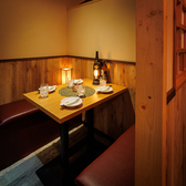 木の温もりを感じる和モダン空間は、少人数から団体様まで幅広く対応可能。落ち着いた個室席も完備しており、周囲を気にせずゆったりとした時間をお過ごしいただけます。歌舞伎町での飲み会や宴会に最適です。