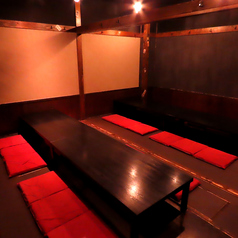 【最大24名名様、完全個室】大人数でもゆったりとお過ごしいただける掘りごたつタイプの完全個室をご用意。足を伸ばしてくつろげる空間は、会話も弾む快適なひとときを演出。誕生日やお祝いごとのお集まりにも重宝致します。また会社宴会や各種お集まりに最適。ご予約・ご相談もお気軽にお問い合わせください。
