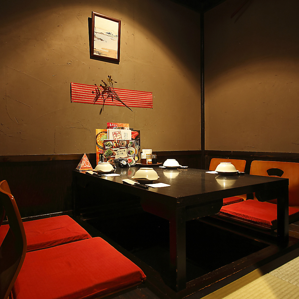 ４名様タイプの個室。掘り炬燵の席でゆったり時間を過ごせます