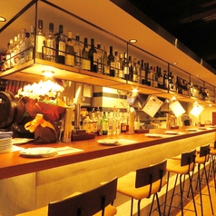 雰囲気ある長ーいカウンターは、全部で6席。会社帰りのサク飲みや、ひとり気ままなランチにも◎