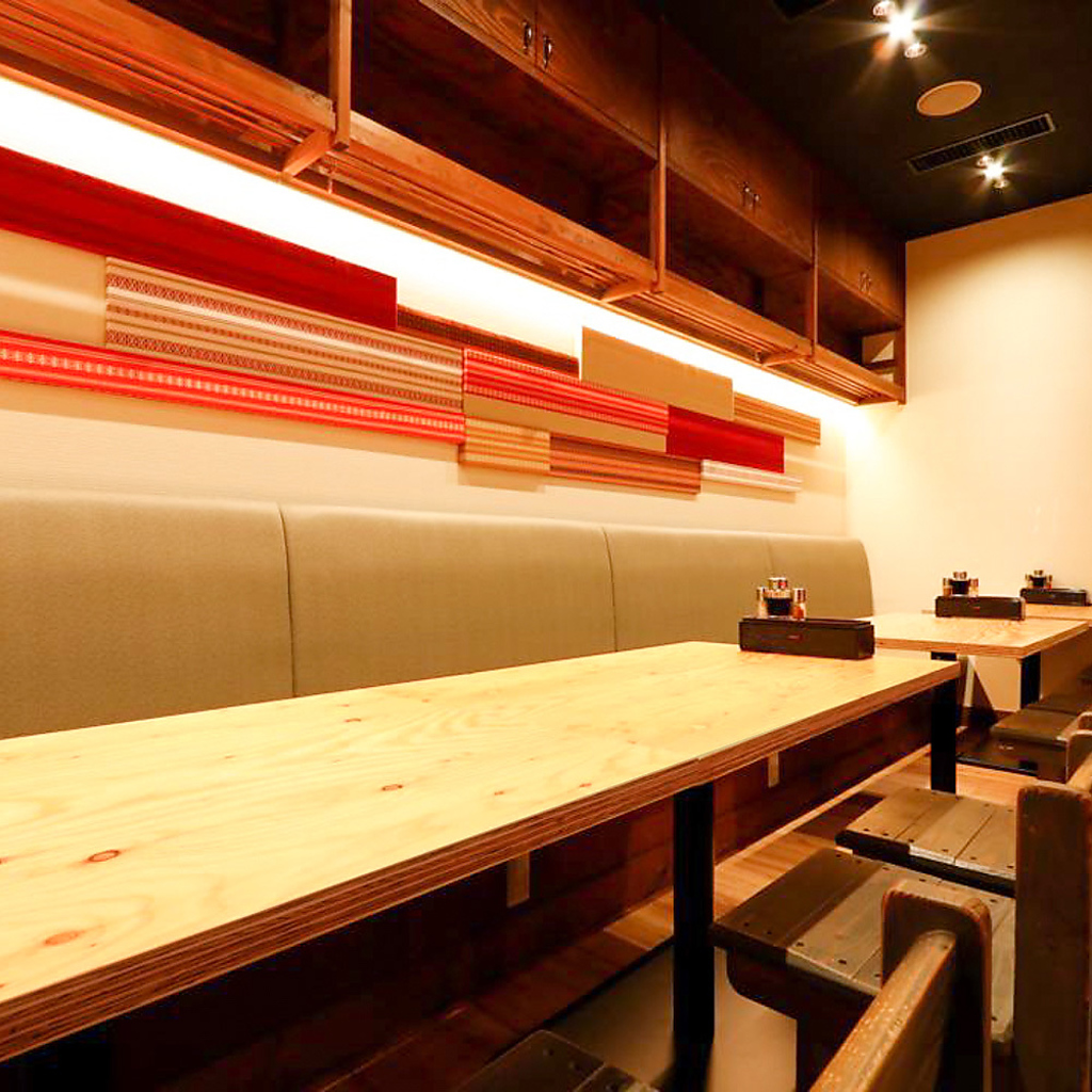 九州の居酒屋をイメージした店内は、ふらりと気軽に立ち寄れる雰囲気が魅力です！