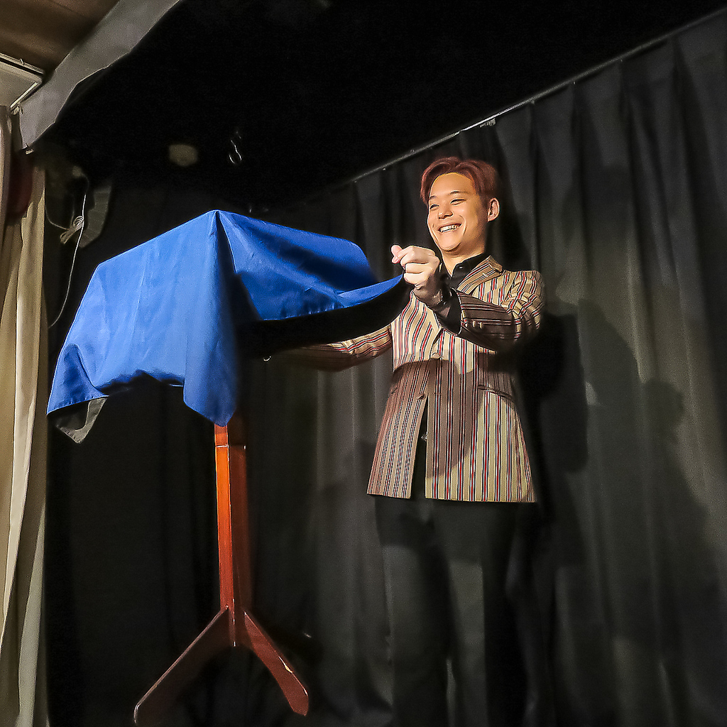 プロのマジシャンが非日常をお届けします。不思議なマジックショーをお酒と共にお楽しみください。