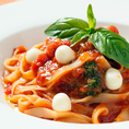 イタリアではその昔から鉄板メニュー。トマトとバジルとモッツアレラチーズ。つまりカプレーゼ。ピッツアではマルゲリータですね！【いたりあ食堂 ヘップバーン】の定番人気メニューです♪