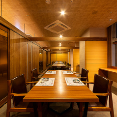 【テーブル個室/最大20名様】テーブルで中人数用の個室席です。広々とした空間のため、席の行き来があるお集まりにも最適。お履物を脱ぐ必要がないため、女性にもご好評のお席です。