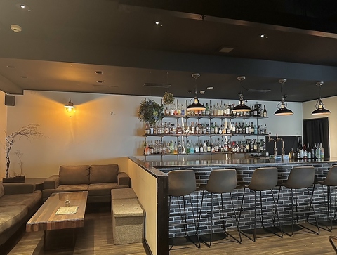 隠れ家バー、広々した店内でお楽しみください