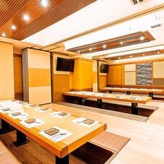 【最大60名様までご利用可能】＜10名以上・20名以上・30名以上用途に応じた個室有＞掘りごたつのお座敷をはじめ、人数や用途に合わせたお席をご用意可能です。TV付きの個室は、新年会など各種会社宴会や、同窓会、二次会など様々なシーンにご利用いただけます。大人数でのご宴会もお気軽にご相談ください。