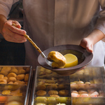 鰹・地鶏・味噌の三種出汁が染み渡る自慢のおでん。名物の蛸巾着や地鶏つくねを、日本酒と共に堪能。