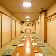 【2Fの大きいお座敷個室】2Fのお座敷個室は最大30名様までのご宴会が可能となっております。扉を閉めれば7名様~15名様でも個室席で、大人数でのご宴会・歓送迎会など幅広いシーンごとにお楽しみいただけます。広々した落ち着いた空間で存分にお寛ぎください。気になった方は是非お気軽にお電話で問い合わせください!