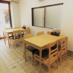 ゆったりと座れる4名様用のテーブル席です。ご友人との女子会やご家族でのディナー、普段のランチ利用など幅広いシーンでご活用いただけます。広々としたテーブルで自慢の手作り点心や本格中華をシェアしてお楽しみください。