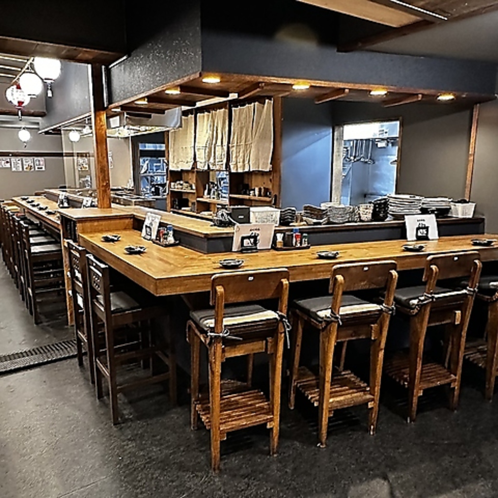 木製のテーブル、温かい雰囲気のカウンターでおひとり飲みやデートにご活用ください！