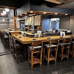 木製のテーブル、温かい雰囲気のカウンターでおひとり飲みやデートにご活用ください！