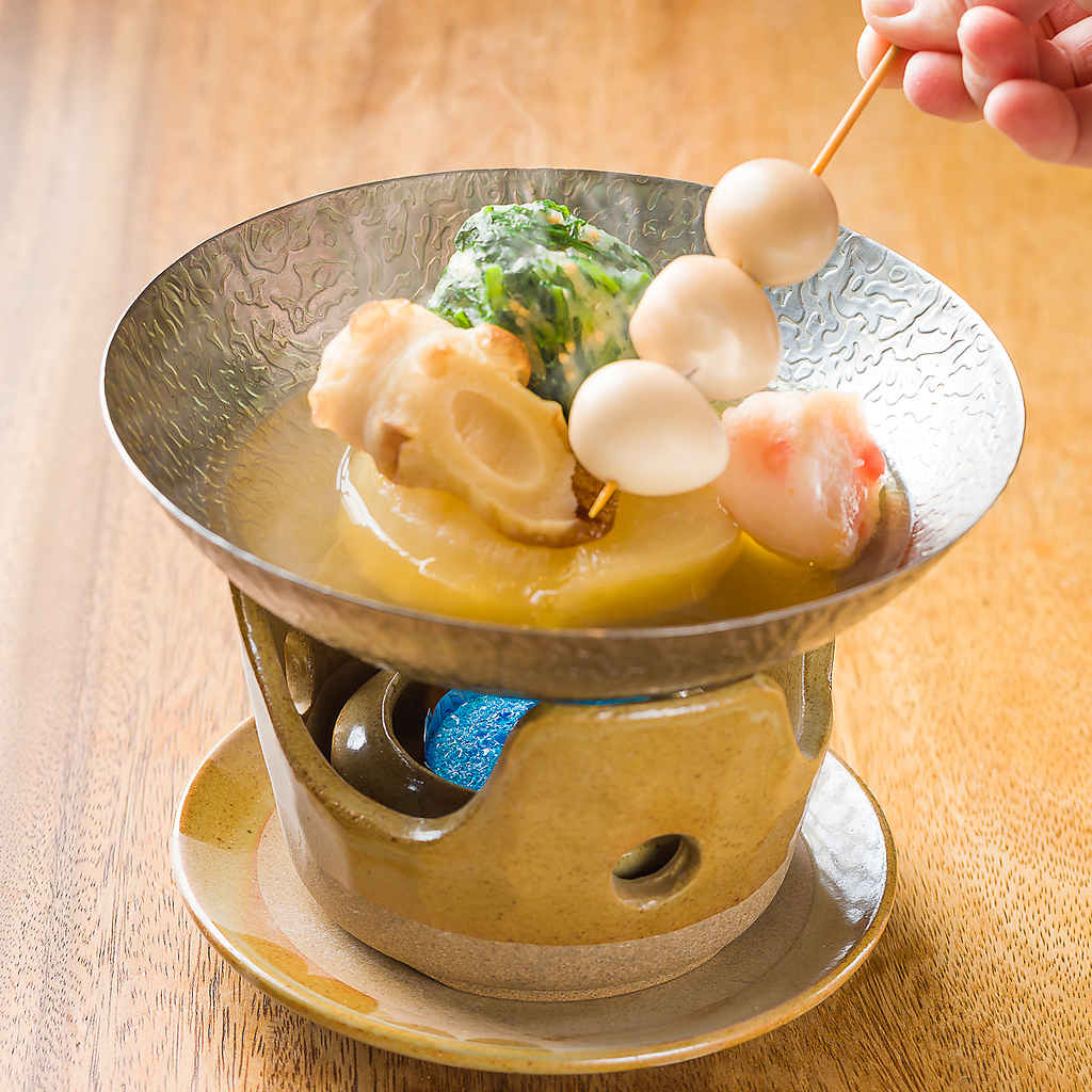 最後の一滴まで熱々！卓上コンロで提供するおでんは、出汁の香りがずっと続く至福のひとときです。