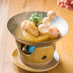 最後の一滴まで熱々！卓上コンロで提供するおでんは、出汁の香りがずっと続く至福のひとときです。