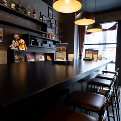 都会の喧騒を忘れさせる、大人の隠れ家のような贅沢なカウンター席。温かみのある照明が優しく包み込む落ち着いた空間は、大切な方とのデートや記念日、自分へのご褒美タイムに最適です。横並びでゆったりと語らいながら、厳選したお料理とお酒をご堪能ください。お一人様でも気兼ねなく、至福のひとときをどうぞ。