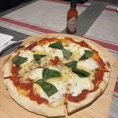 【定番の人気】フレッシュバジル香るマルゲリータ！とろけるチーズとトマトの酸味がたまらない逸品の写真