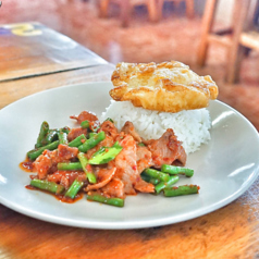 67.豚肉とインゲンの唐辛子炒めご飯と目玉焼き