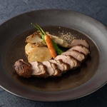 上品な香りと豊かな味わいの『燻製鴨肉』は繊細な風味と深いコクが魅力の一品です。