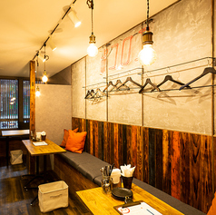 ご予約の人数に合わせてテーブルレイアウトの変更も可能です！最大8名様まで1つのテーブルでお食事をお楽しみいただけます◎お仕事帰り、女子会でもご利用ください！