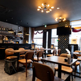 木目調のテーブルとヴィンテージ感漂うレザー調の椅子が、シックで落ち着いた雰囲気を演出。広々とした店内は、ご家族やご友人との会食、カジュアルなパーティーにも最適です。レイアウト変更も可能なため、少人数からグループ利用まで幅広く対応いたします。開放感あふれる空間で、楽しい宴のひとときをお過ごしください。