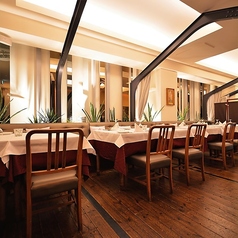 席幅が広くゆったりとしたテーブル席で、特別な日のお食事をどうぞ◎隣のお客様を気にせず、プライベートな会話を楽しめるシックな空間です。利用シーンに応じてプライベート空間を演出できますので、デートやご友人との大切な会食に最適です♪