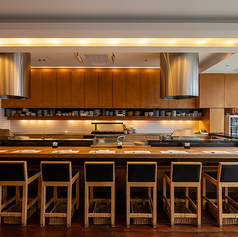 揚げたての天ぷらを最高のタイミングでお召し上がりいただける特等席。お一人様でも気軽にご利用ください。