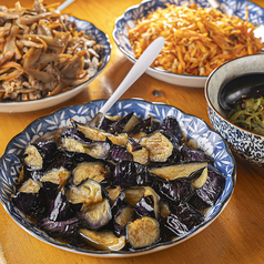 旬の野菜を優しい味わいで。豪快な大皿おばんざい