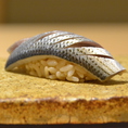 【鮨しののめ魅力紹介　その2】《上質な食材を使用。ネタとシャリの親和性》　全国から仕入れた魚に様々な技術で手を加え、旨味を引き出すことにより寿司の味を昇華させます。