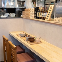 落ち着いた色合いの店内にはカウンター席をご用意