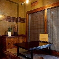 2名様用の座敷席。プライベート感を重視した、落ち着いた雰囲気の中で特別な時間を過ごすのに最適な空間♪★美味しいお料理とお酒と共にゆったりと過ごしたい2名様どうぞご利用ください☆