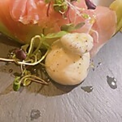 旬のフルーツとブッラータ