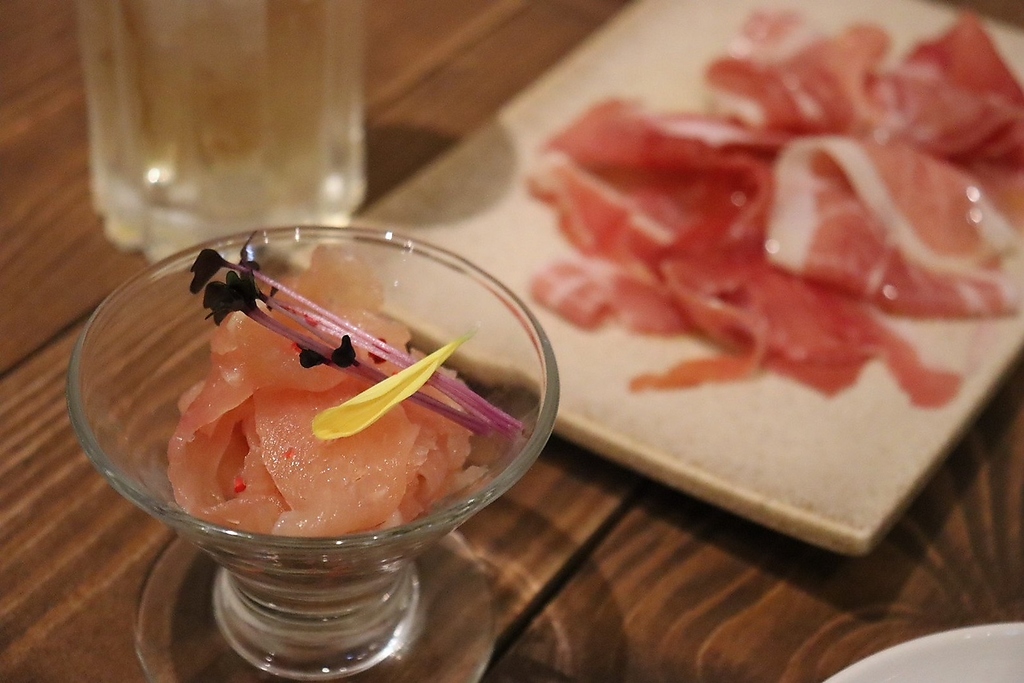 口の中でとろけるような食感と塩気がたまらない厳選生ハム。ワインとご一緒にお楽しみください。