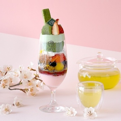 いちごと抹茶の春色パフェ