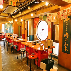 ビール箱とベニヤ板で造られたテーブルが昭和の雰囲気を演出