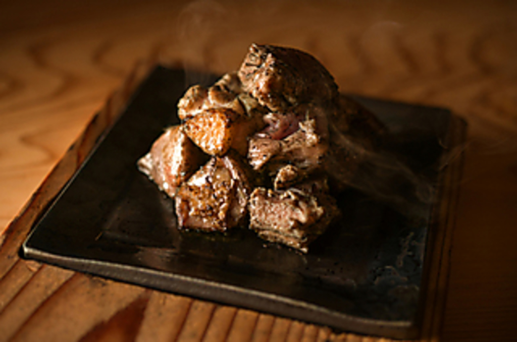 当店の看板メニュー　みやざき地頭鶏を使用した【地鶏炭火焼き】　噛むごとに旨みが溢れます♪