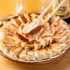 名物横焼き餃子が旨い大衆酒場。野球グッズやポスターが飾られた店内は懐かしのレトロ空間。シーズン中は野球観戦も可能で、スポーツバーとしても楽しめます。★　【歓迎会・送別会・宴会・団体様歓迎】