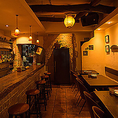 キッチンからの活気が伝わるお席です。本日のおすすめワインや料理について気軽に尋ねられるのが魅力。デートで横並びに座り、美味しい料理をシェアしながら会話を楽しむ、そんな大人のカジュアルな夜にぴったりです。