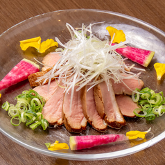 【数量限定】当店名物！炭火の香ばしさと溢れる旨み！自家製合鴨ロース炭火炙り焼き 1,180円(税込)の写真