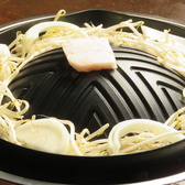 【美味しいジンギスカンの食べ方[2]】野菜を鍋の周りに敷き詰めます