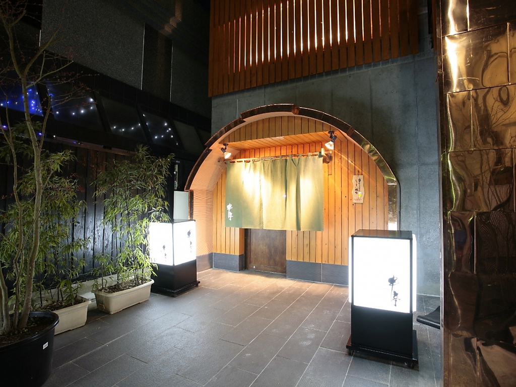 一度は行きたい八王子の隠れ家…一階は少人数～大人数対応の個室席をご用意。2階のテーブル席貸切も