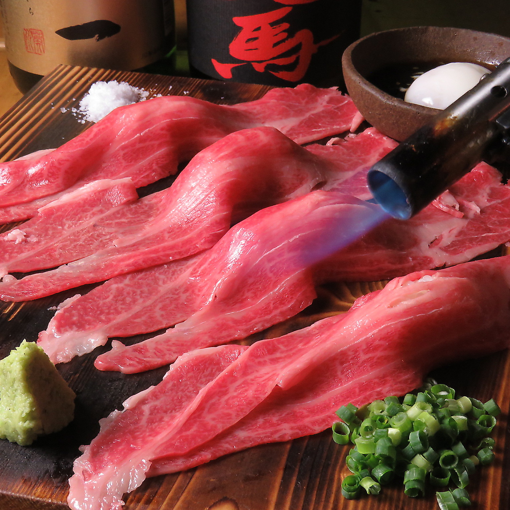 炙って提供！これは味わっておきたい『肉寿司』は1貫500円★