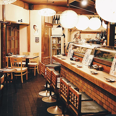 ごゆっくりとお過ごし頂けるテーブル席は4名様までの大衆感が味わえる空間です！宴会や飲み会、女子会合などのご利用にもご好評です。