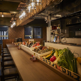 【カウンターで音と香りと、熱を体感♪】福岡・九州各地から仕入れる鮮魚や肉、野菜を炉端で豪快に焼き上げるネオ炉端居酒屋が博多駅前に誕生。立ち上がる炎、はぜる音、香ばしさが五感を刺激。カウンターでは出来立て熱々を炉端しゃもじでそのままお届け！五感にダイレクトに響く、臨場感、ライブ感を是非お楽しみください