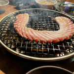 みんなとワイワイ楽しめる◎秘伝のタレに漬け込んだ壺豚カルビは、にんにくの香りが食欲をそそります