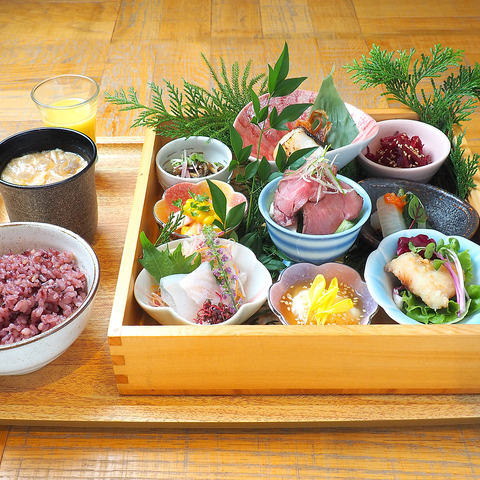 女子会やデートにオススメ☆スタイリッシュな店内で、カラダにやさしい一汁六菜定食♪