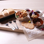 土・日・祝日は11時～22時まで通し営業中！カフェの利用や遅めのランチ、昼飲みもディナーも大歓迎♪