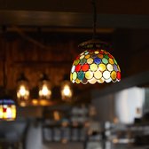 【可愛いライトがテーブルを灯す】ヨーロピアンモダンな複数のペンダントライトが空間をやわらかく照らし、上質なネオ空間を演出。派手すぎず、それでいて確かな非日常を感じさせる灯りが、会話や時間を自然と心地よいものにしてくれます。料理も人も美しく映える照明は、大人のデートや落ち着いた女子会に最適♪