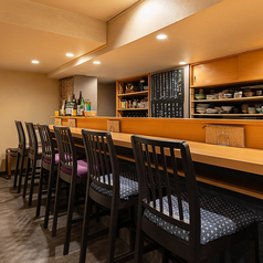 木のぬくもりが心地よい落ち着く空間で、デートや会食に最適です。店主の鮮やかな手捌きを間近に眺めながら、産地直送の食材を用いた高クオリティな料理を堪能いただけます。