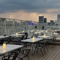 キラキラ輝く夜、まるで星空の下で飲むビアガーデン♪